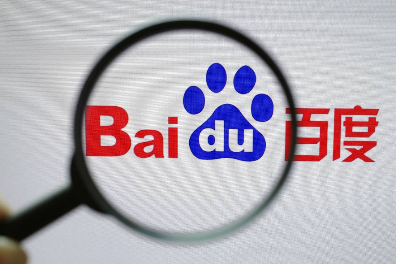 宝宝遇到漂亮空姐眼睛都看直了